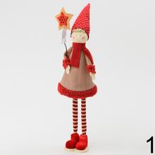 Vianočný trpaslíček s červenou čiapkou a šatami, držiaci srdce a hviezdu.