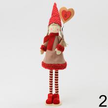 Vianočný trpaslíček s červenou čiapkou a šatami, držiaci srdce a hviezdu.