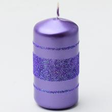 Fialová vianočná sviečka s metalickými pruhmi.