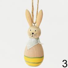 Závesný drevený zajac v mixe farieb.