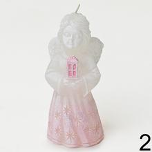 Vianočná figurka anjela v ružovej a sivej farbe.