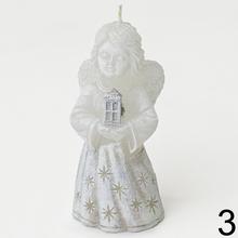 Vianočná figurka anjela v ružovej a sivej farbe.