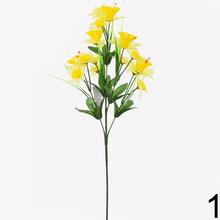 Kytica umelých narcisov v žltej farbe.