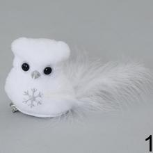 Biela sova na štipci s perím a ozdobou.