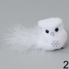 Biela sova na štipci s perím a ozdobou.