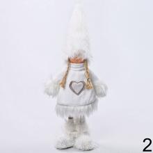 Stojaci vianočný dekoratívny chlapec a dievča s bielym oblečením a čiapkami.