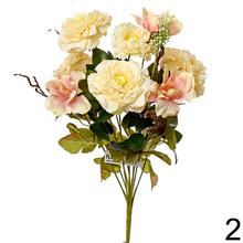 Kytica umelých kvetov s ružami a anemónami.