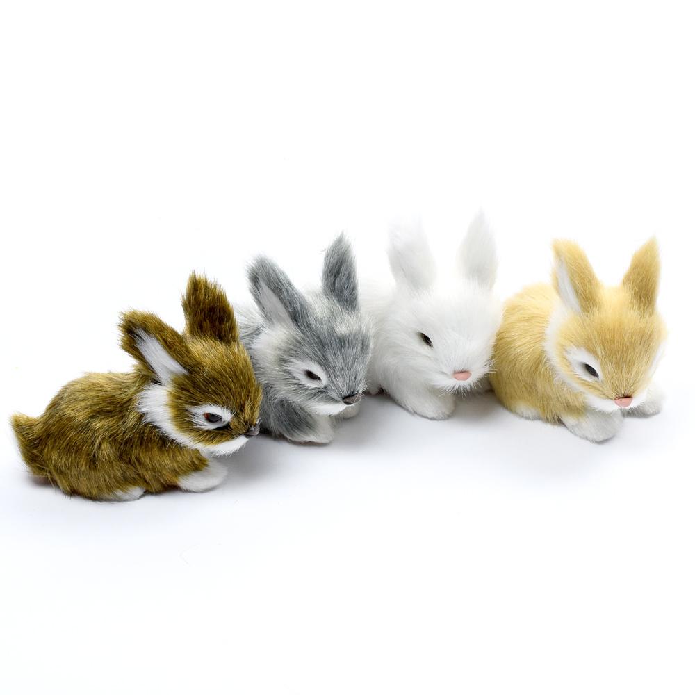 Sada králíčků v různých barvách.