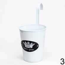 Obal na kvety v rôznych farbách s praktickým držadlom.