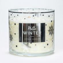 Bílá vonná svíčka Hello Winter ve skle.