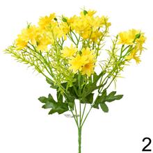 Kytica umelých margarétok v rôznych farbách.