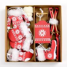 ZÁVES VIANOČNÝ MIX DREVO ČERVENÝ 16x16x3CM - Rukavice, ponožky, čepice | FLORASYSTEM