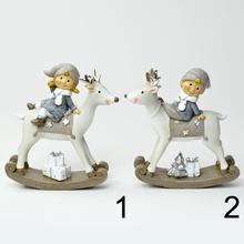 Dve deti na soboch s darčekmi, vianočná dekorácia.