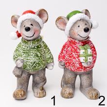 Keramické myši v zelených a červených svetroch s čiapkami.