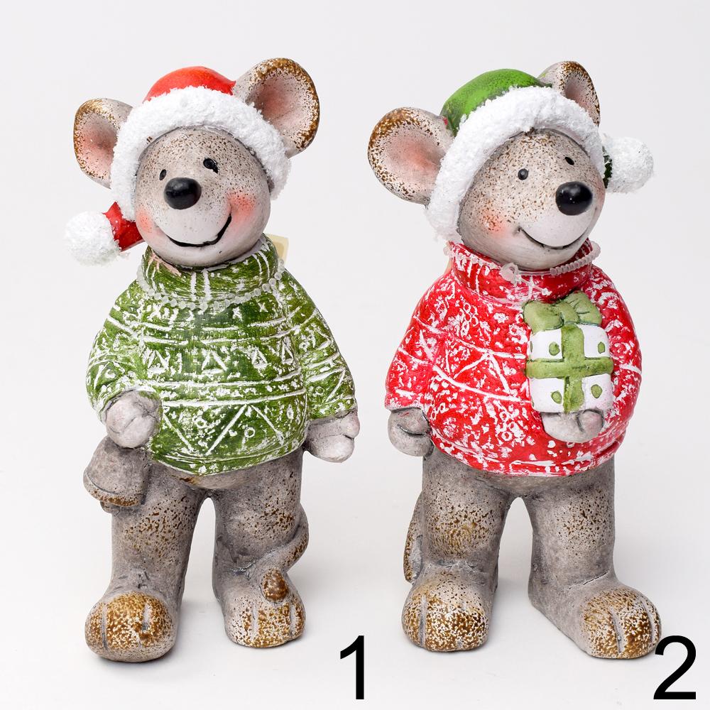 Keramické myši v zelených a červených svetrech s čepicemi.
