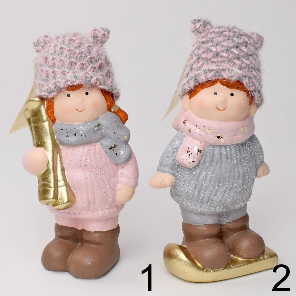 Dvě keramické postavičky dětí v zimních čepicích a šálách.