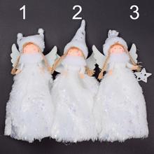 Biely anjel stojaci s detailmi v bielej farbe.