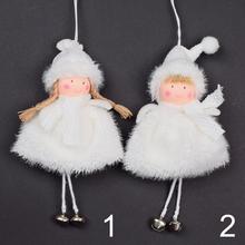 Biele závesné dekorácie v tvare anjelikov a bábik.