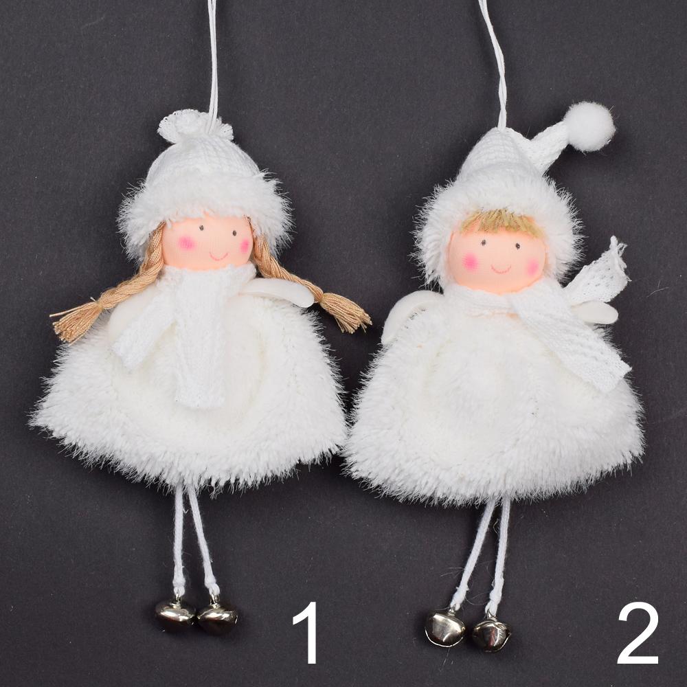 Bílé závěsné dekorace ve tvaru andílků a panenek.