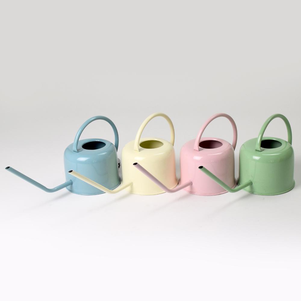 Kovová konvička v mixu barev s objemem 1100ml.