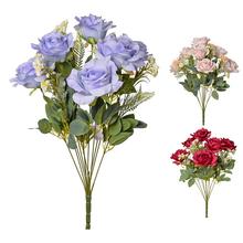 Kytice umělých růží v různých barvách.