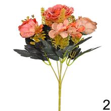 Umelá kytica ruží s rôznymi farbami.