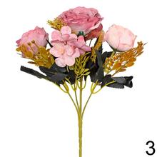 Umelá kytica ruží s rôznymi farbami.