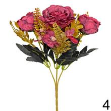 Umelá kytica ruží s rôznymi farbami.