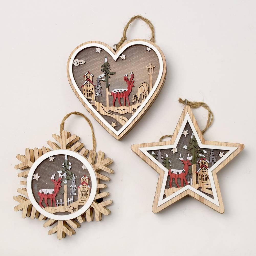 Dřevěné vánoční dekorace s LED světlem ve tvaru srdce, hvězdy a sněhové vločky.