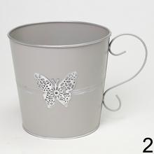 Obal s uchom v mixe farieb s motýľom.