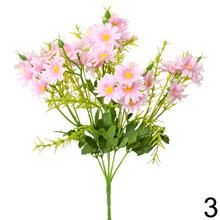 Kytica umelých margarétok v rôznych farbách.