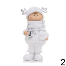 Dve deti v bielych zimných oblekoch s darčekmi.