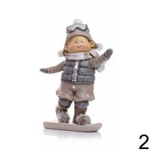 Dve deti na snowboarde v zimných oblekoch.