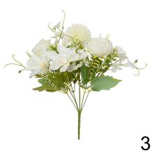 Kytica umelých kvetov s ružami a chryzantémami.