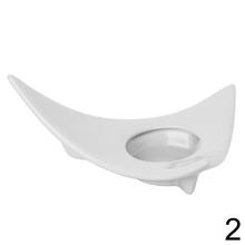 Podložka trojkat v bielej, béžovej a hnedej farbe.