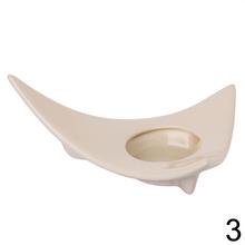 Podložka trojkat v bielej, béžovej a hnedej farbe.