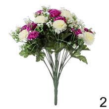 Mini chryzantémy v kytici, biele a fialové kvety.