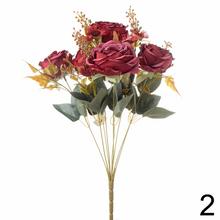 Kytica umelých ruží s rôznymi farbami a listami.