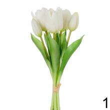 Kytica umelých tulipánov v žltej, bielej a červenej farbe.