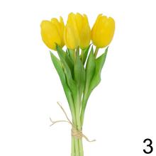 Kytica umelých tulipánov v žltej, bielej a červenej farbe.