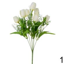 Kytica umelých tulipánov v bielej a oranžovej farbe s doplnkovou zeleňou.