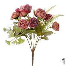 Kytica umelých kvetov s ružami, hortenzijami a drobnými kvetmi.