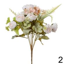 Kytica umelých kvetov s ružami, hortenzijami a drobnými kvetmi.