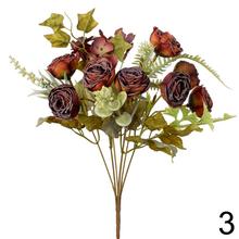 Kytica umelých kvetov s ružami, hortenzijami a drobnými kvetmi.