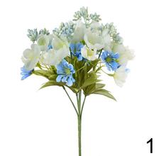 Kytica drobných kvetov s rôznymi farbami a zeleňou.