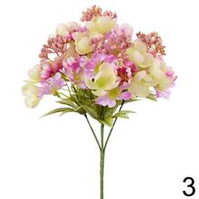 Kytica drobných kvetov s rôznymi farbami a zeleňou.