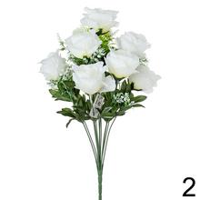 Kytica umelých ruží s bielymi kvetmi.