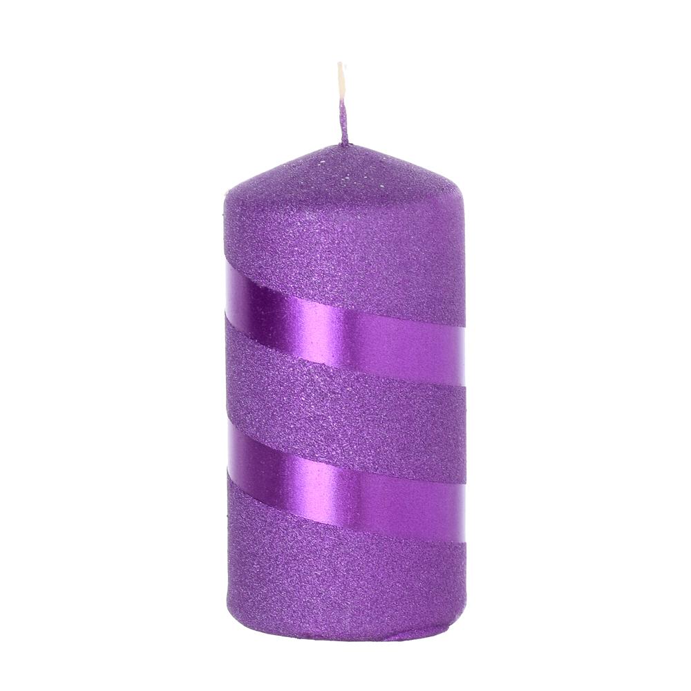 Fialová vánoční svíčka s glitrem a pruhy.