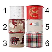 Vianočné stuhy rôznych dizajnov v rolkách.