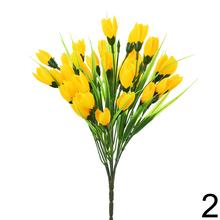 Umelé kvety krokus v rôznych farbách.